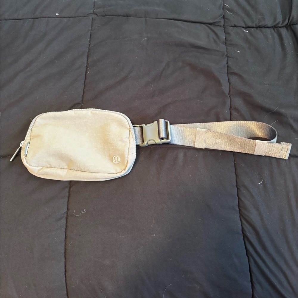 Lululemon Everywhere Belt Bag